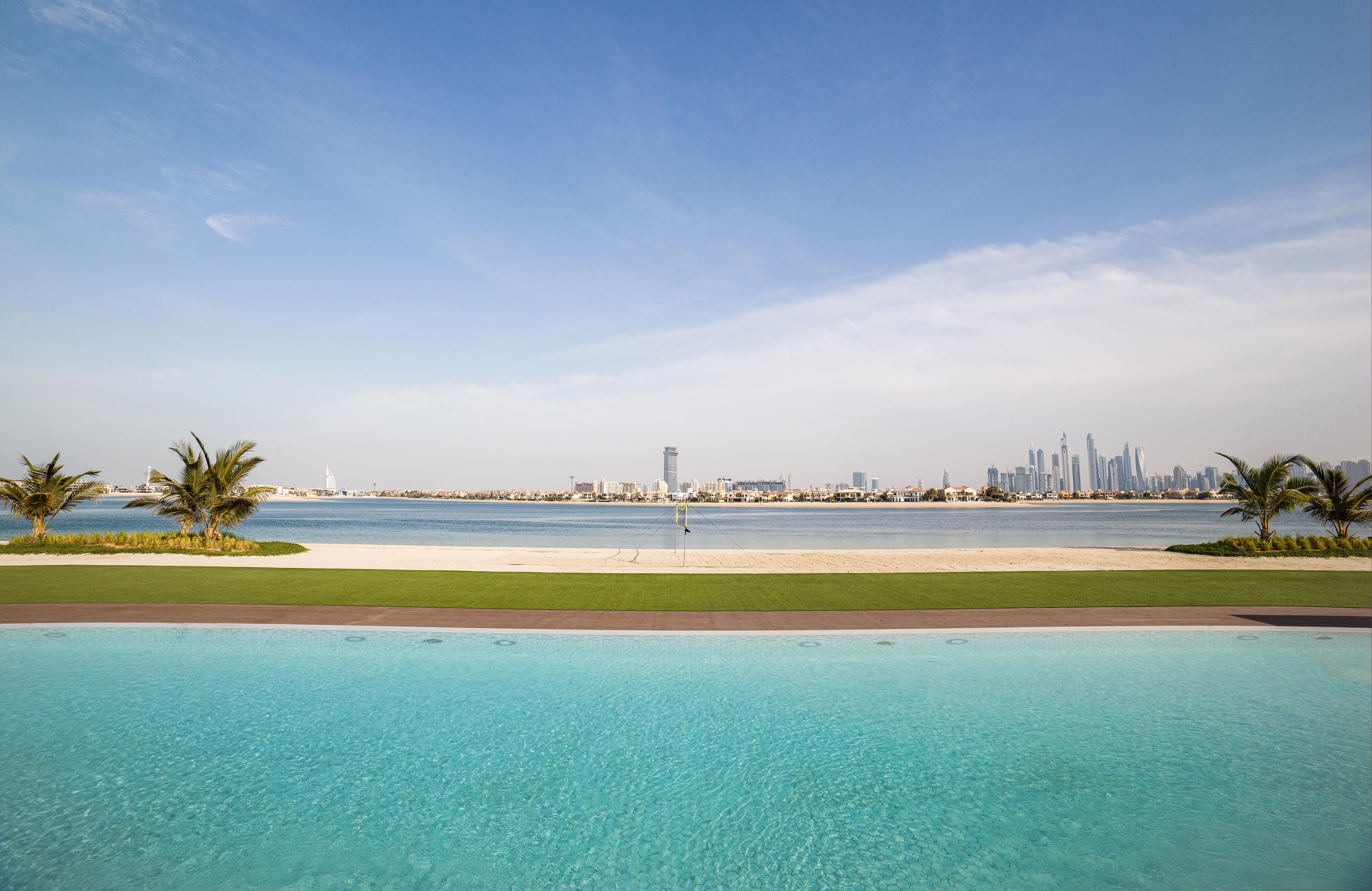 Th8 Palm Dubai Beach Resort, Vignette Collection By Ihg Exterior photo View of Dubai from the pool at Jumeirah Islands