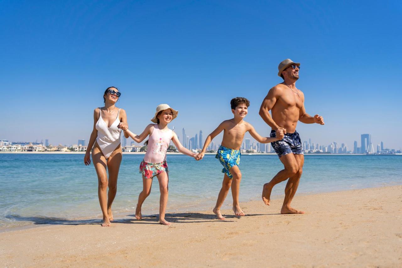 Th8 Palm Dubai Beach Resort, Vignette Collection By Ihg Exterior photo Family on Jumeirah Beach