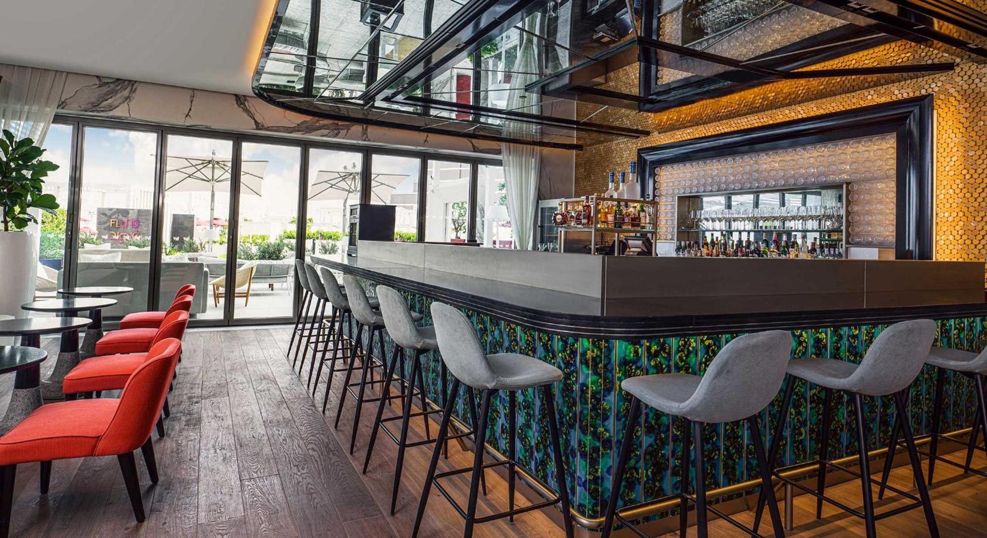 Th8 Palm Dubai Beach Resort, Vignette Collection By Ihg Exterior photo The bar at the 12th floor