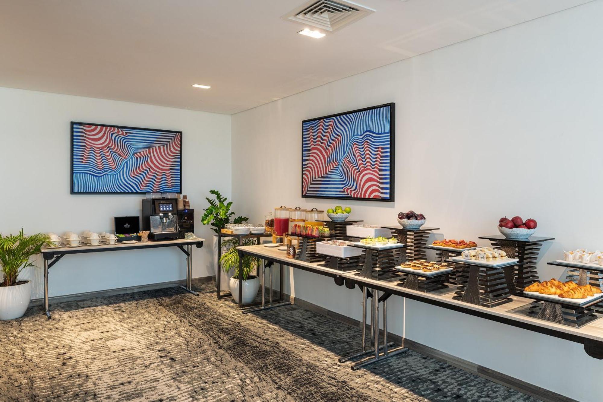 Th8 Palm Dubai Beach Resort, Vignette Collection By Ihg Exterior photo The lounge at the airport