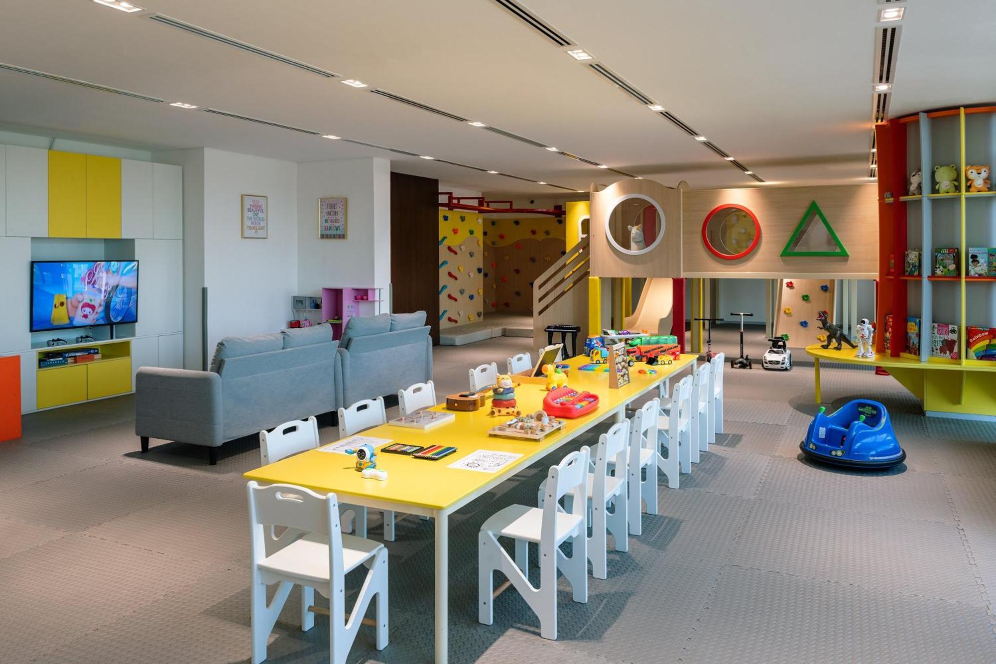 Th8 Palm Dubai Beach Resort, Vignette Collection By Ihg Exterior photo The Children's Hospital at the Royal Marsden