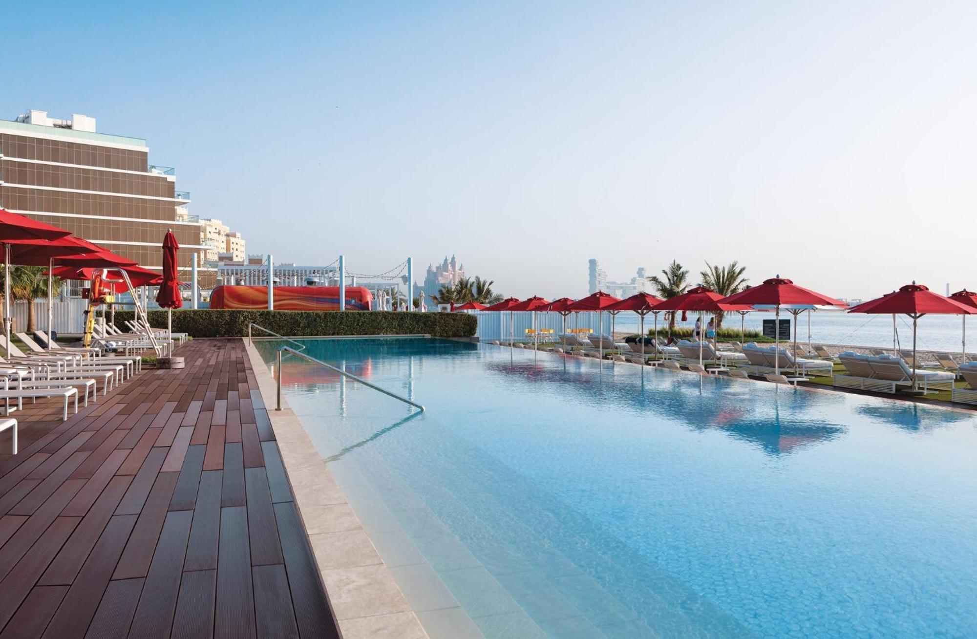 Th8 Palm Dubai Beach Resort, Vignette Collection By Ihg Exterior photo The swimming pool at the hotel