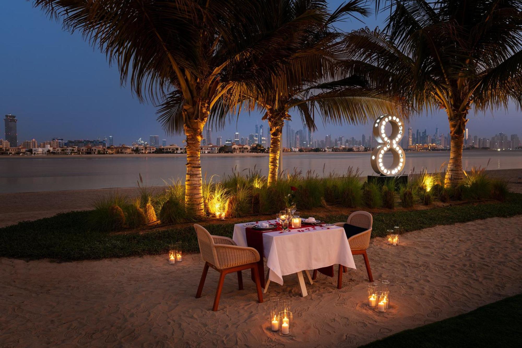 Th8 Palm Dubai Beach Resort, Vignette Collection By Ihg Exterior photo Beach dining at Jumeirah Creekside