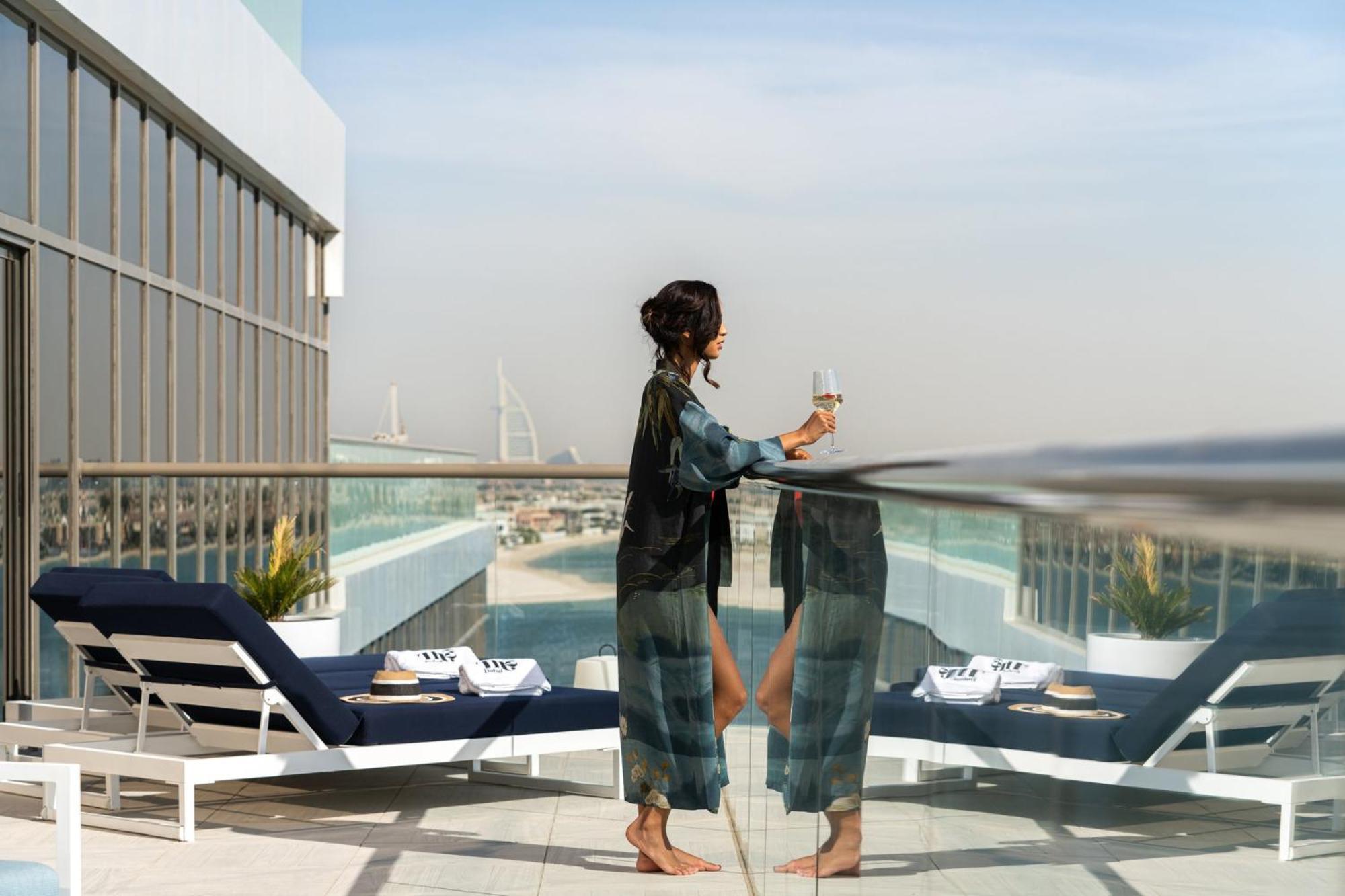 Th8 Palm Dubai Beach Resort, Vignette Collection By Ihg Exterior photo The View at The Palm
