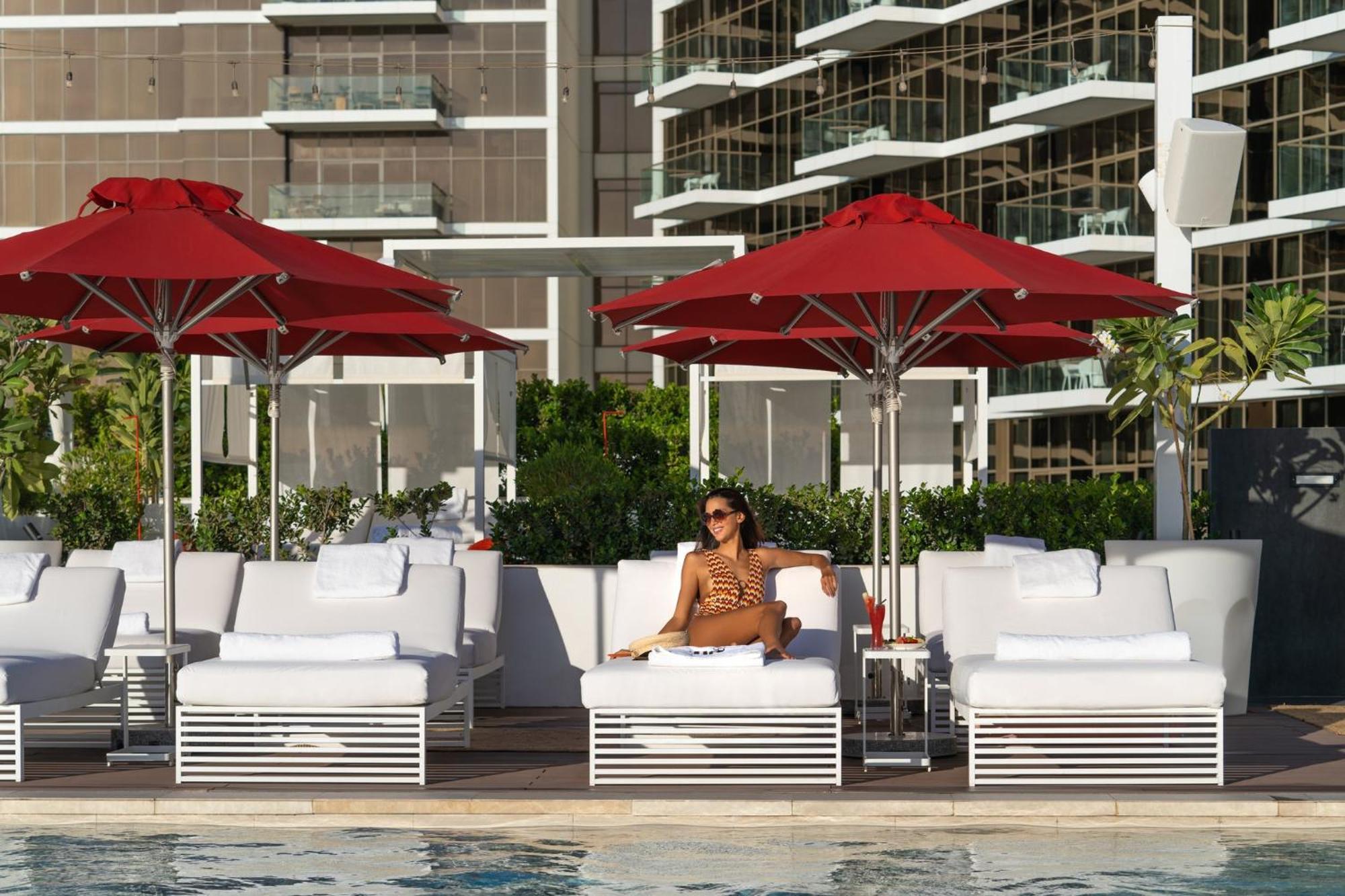 Th8 Palm Dubai Beach Resort, Vignette Collection By Ihg Exterior photo The pool at the SLS